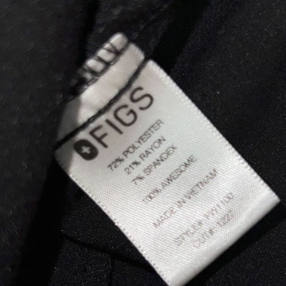 Figs Black Technical Scrubs Three-Pocket Top Size Large - Picture 4 of 6